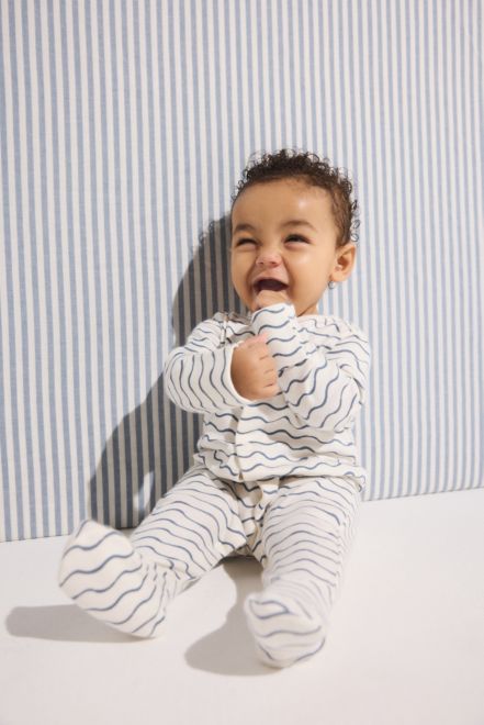 Mothercare / Комплект слип, боди 2 шт., брюки, лонгслив, фартук нагрудный, варежки-царапки и шапка для мальчика