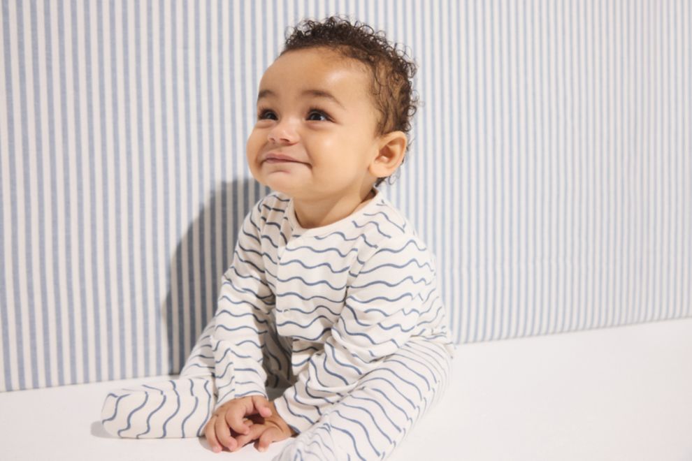 Mothercare / Комплект слип, боди 2 шт., брюки, лонгслив, фартук нагрудный, варежки-царапки и шапка для мальчика