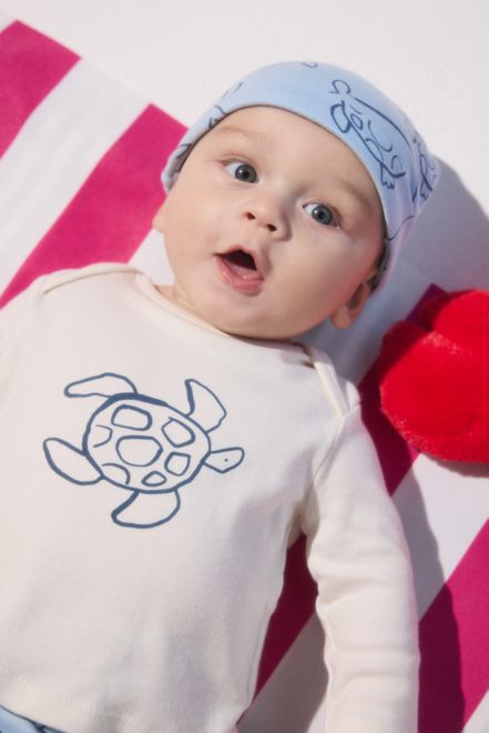 Mothercare / Комплект слип, боди 2 шт., брюки, лонгслив, фартук нагрудный, варежки-царапки и шапка для мальчика