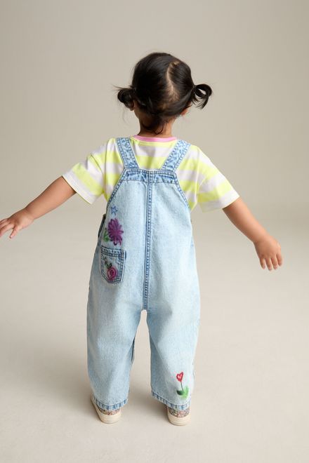 Next / Комплект футболка и полукомбинезон джинсовый с аппликацией для девочки - фото 3