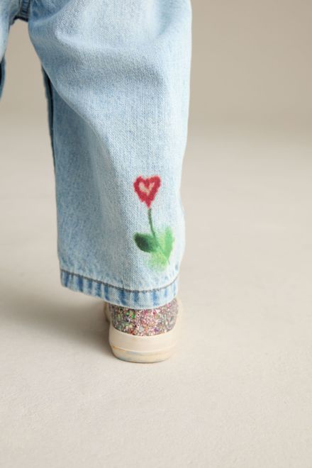 Next / Комплект футболка и полукомбинезон джинсовый с аппликацией для девочки - фото 4