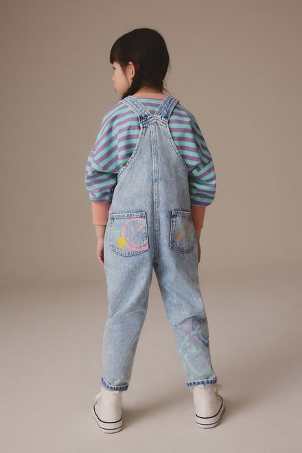 Next / Полукомбинезон джинсовый с принтом для девочки - фото 2