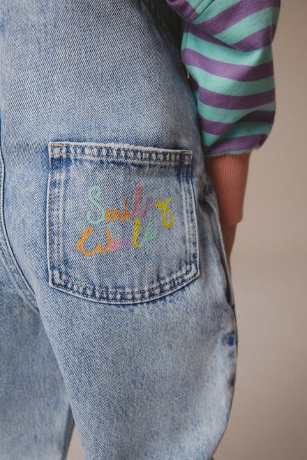 Next / Полукомбинезон джинсовый с принтом для девочки - фото 3