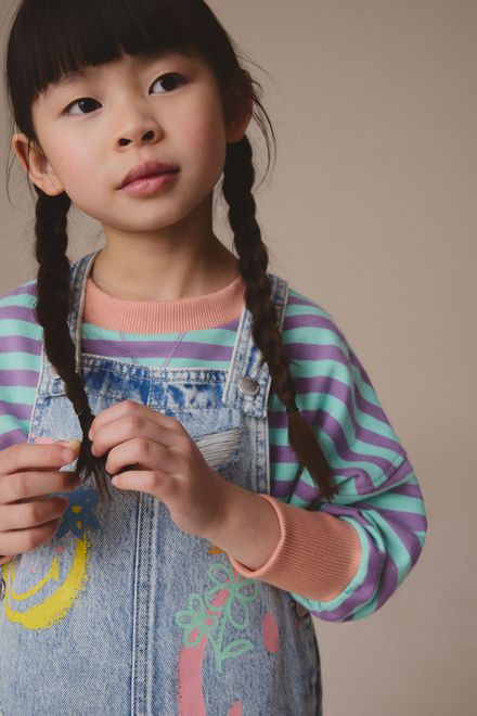 Next / Полукомбинезон джинсовый с принтом для девочки - фото 4