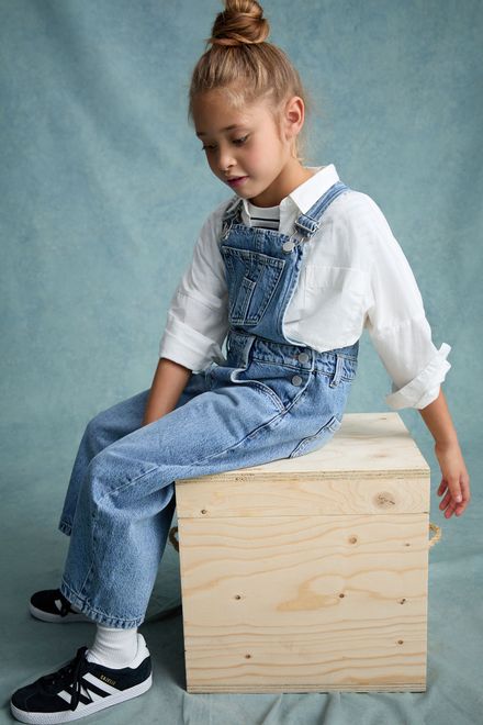 Next / Полукомбинезон джинсовый для девочки - фото 2